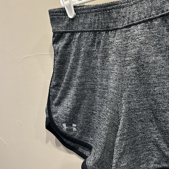 UNDER ARMOUR EUC grey heat gear technology athletic shorts size S - Picture 2 of 4